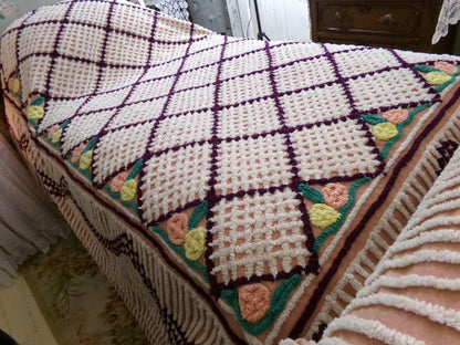 cozy plush vintage chenille bedspread, cute rosettes on quality 100% cotton, lots of thick tufts, full size cottage bedding