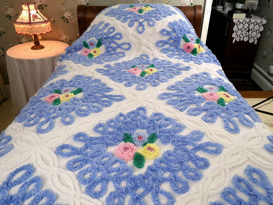 gorgeous vintage chenille bedspread, sculpted heavy luxury tuft wedding cake floral design w/ fringe, full size cottage bedding