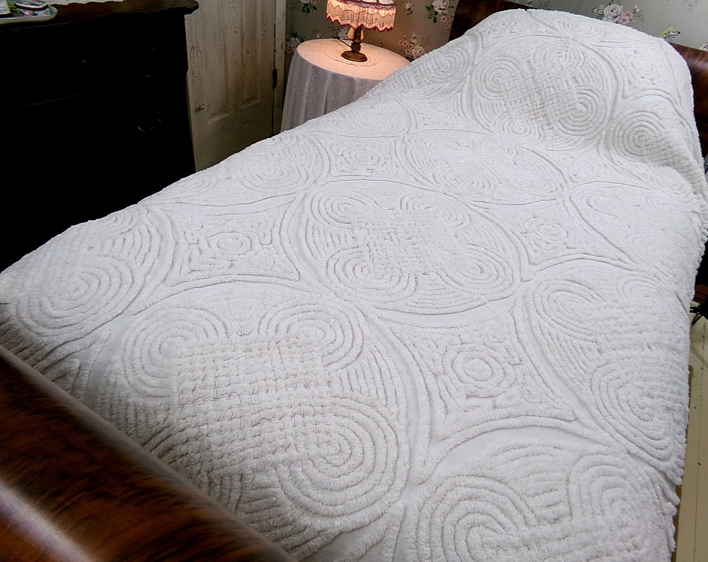 simple luxury vintage heavyweight chenille bedspread: plush white swirl tufts full size cotton bedding
