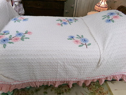summer vintage chenille bedspread, lightweight white cotton seersucker with flowers & pink ruffle trim, twin size coverlet