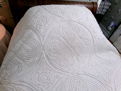 simple luxury vintage heavyweight chenille bedspread: plush white swirl tufts full size cotton bedding