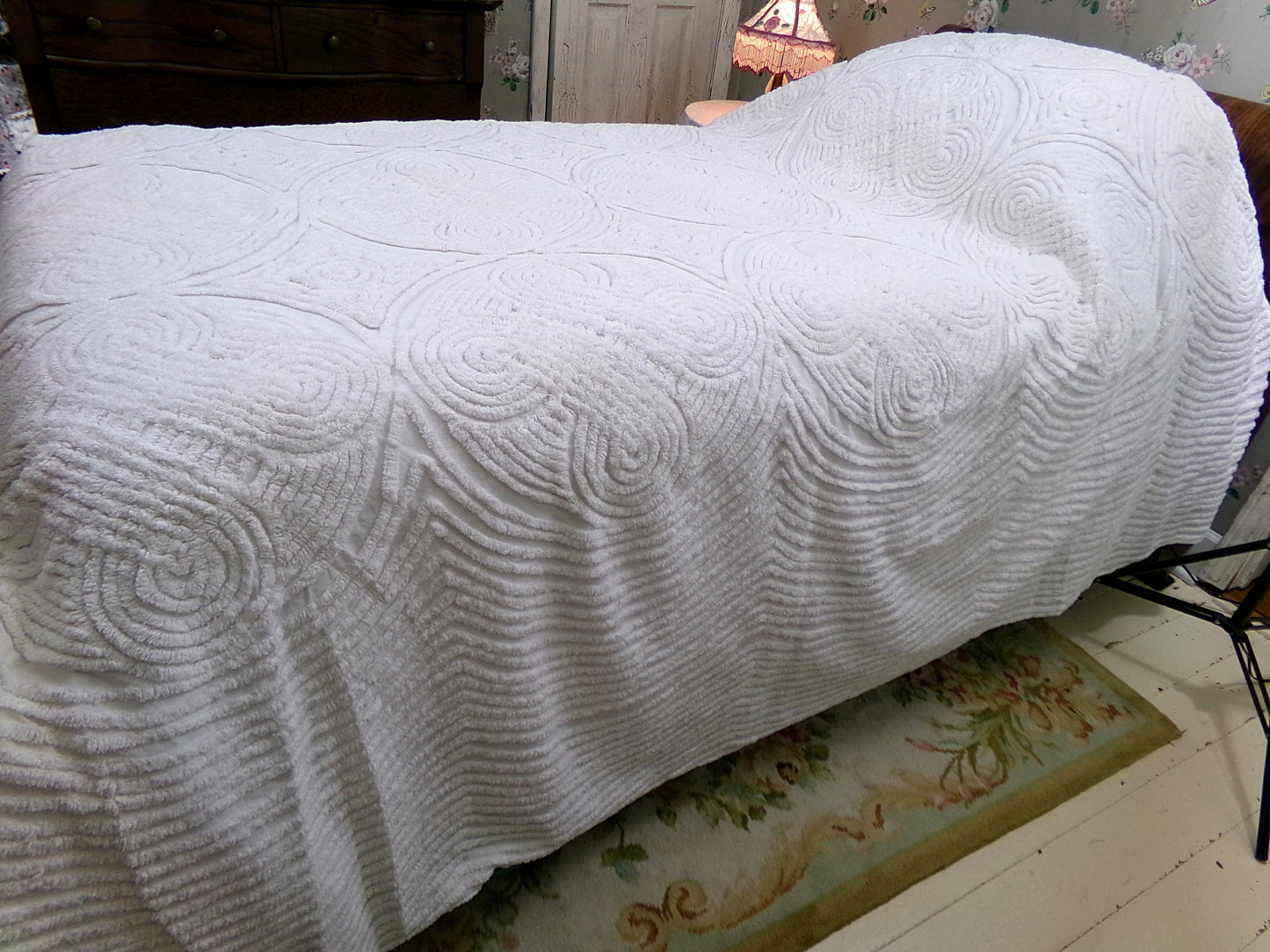 simple luxury vintage heavyweight chenille bedspread: plush white swirl tufts full size cotton bedding