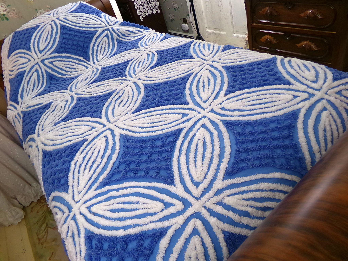 coastal style vintage chenille bedding, full size cotton bedspread in dramatic blue & white wedding ring design