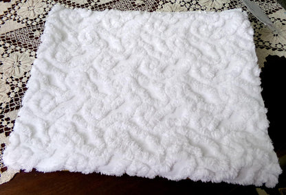 Vintage White Chenille Fabric Interlocking Infinity Eternity Symbol Pattern, 18" x 24"