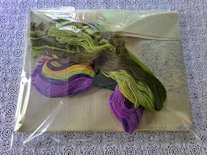 WOOD VIOLETS Vintage CREWEL Embroidery Kit Paragon 0213 Stitchery, Boho Woodland Floral