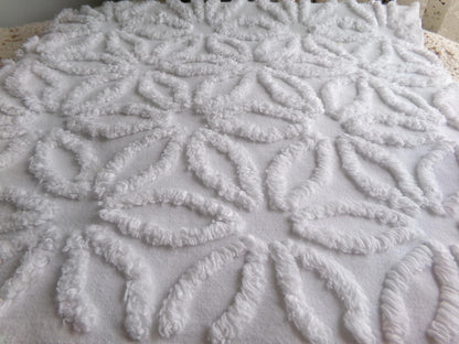 modern daisy vintage chenille fabric, versatile white quilt material, 20" x 24" inch piece for sewing, crafts & quilting