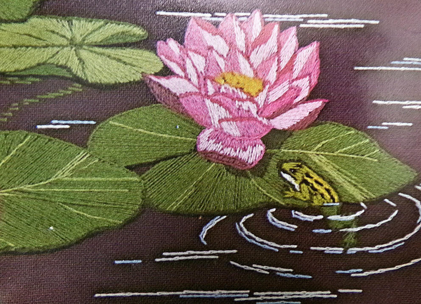 LILY POND Vintage CREWEL Embroidery Kit, Paragon Stitchery #0320, Water Lilies & Frogs