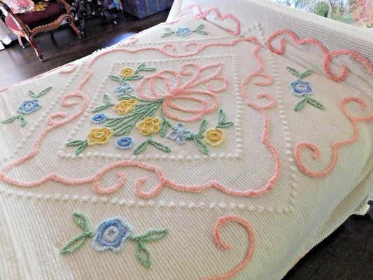 Cottage Style vintage Chenille Bedspread, Sculpted Florals Scalloped Hem, FULL Sz