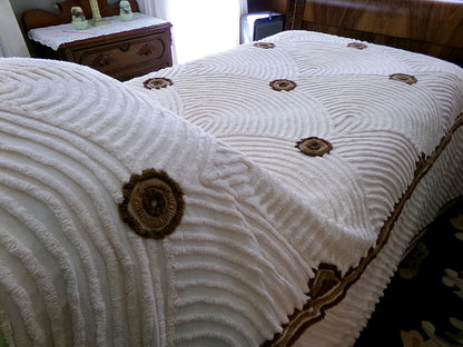 Vintage Chenille Bedspread Scalloped Shell Design Brown Donut Medallions, FULL Size