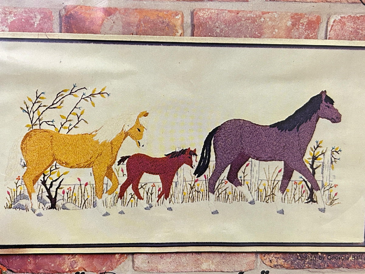 PROMENADE Crewel Stitchery Kit Horse Family Vintage Paragon 0625 Embroidery