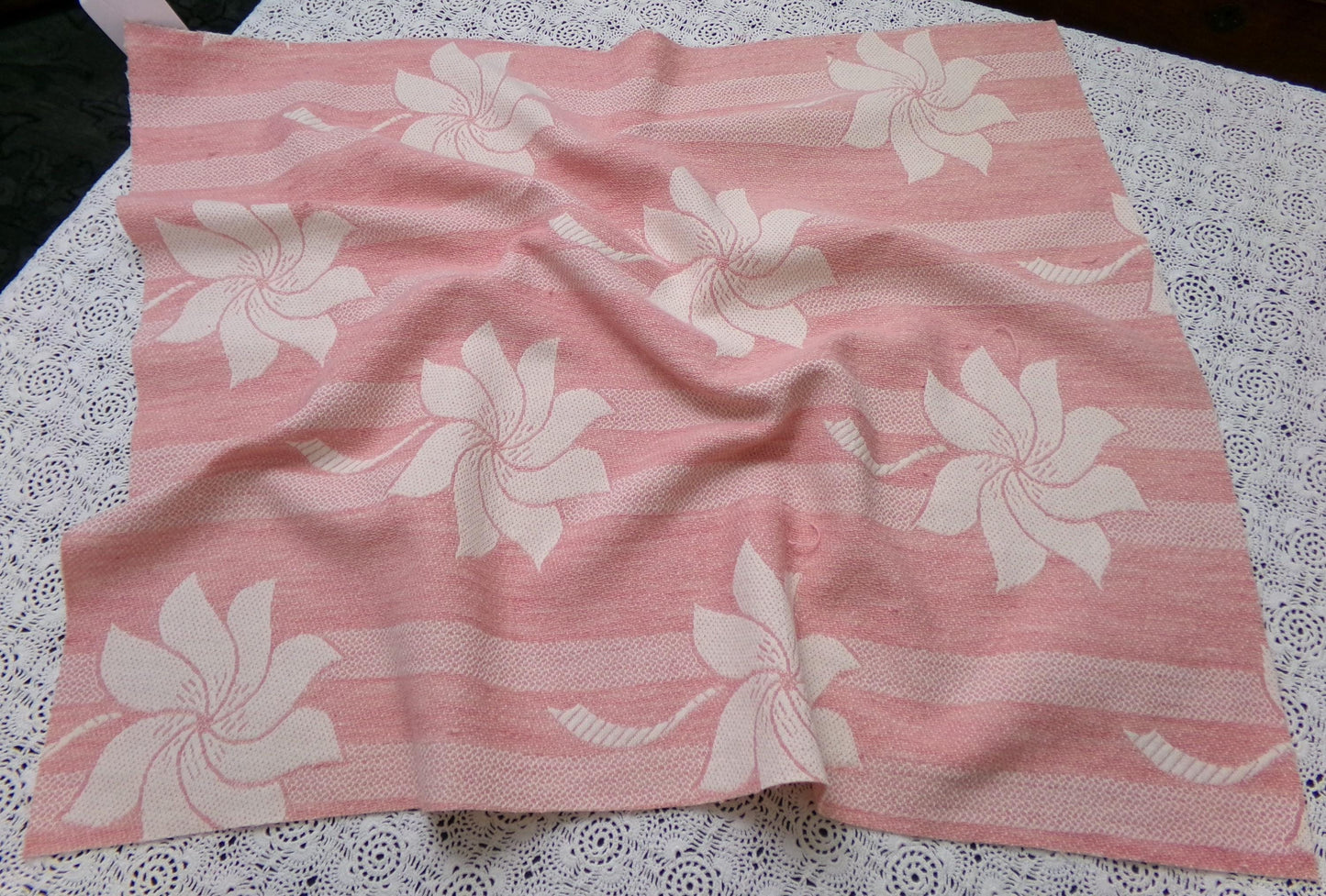 Plumeria Pinwheel Floral Vintage Woven Fabric Reversible 22" x 25" Quilt Material