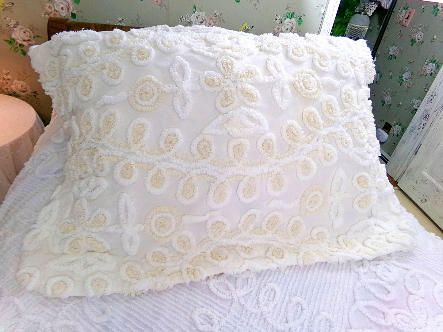 vintage canyon group chenille pillow sham, cream wedding cake design with envelope back, SINGLE, not a pair