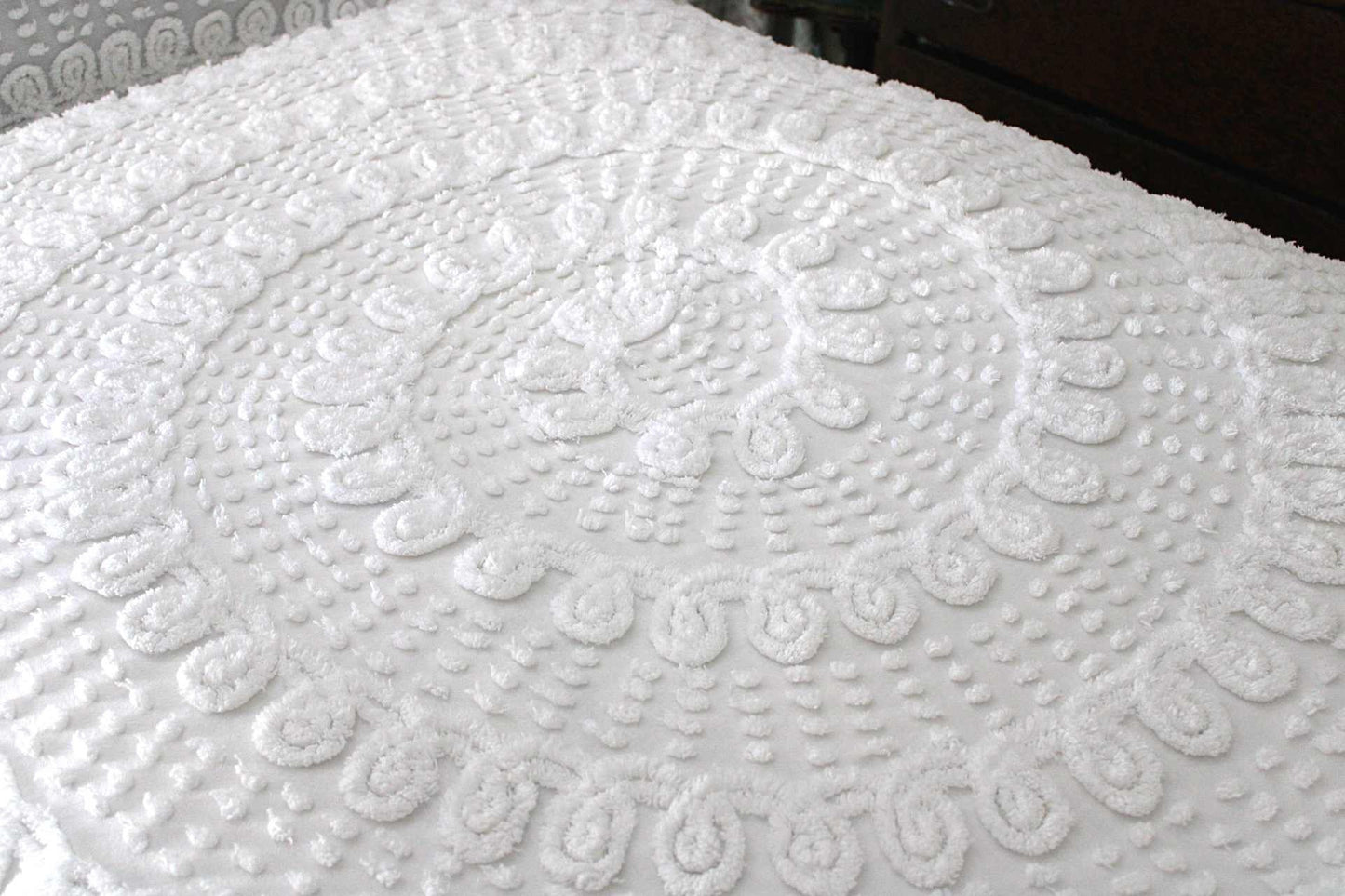 labyrinth white vintage chenille bedspread, elaborate swirl pop design, fringe accents, full size bedding