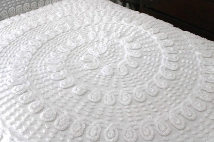 labyrinth white vintage chenille bedspread, elaborate swirl pop design, fringe accents, full size bedding