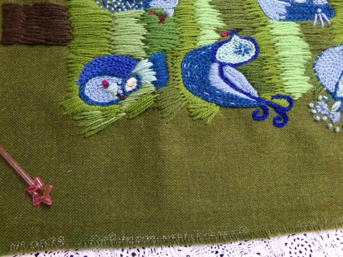 BIRD TREE Crewel Wall Hanging Embroidery Finished Vintage Paragon 0879 Rare Folk Art Birds