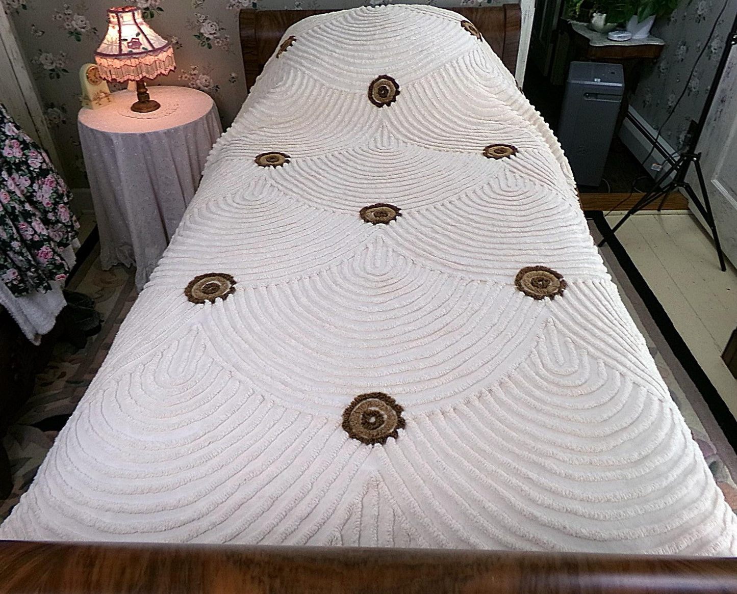 Vintage Chenille Bedspread Scalloped Shell Design Brown Donut Medallions, FULL Size