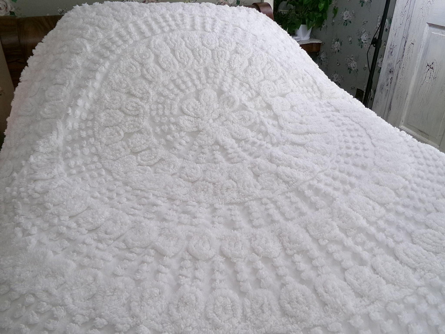White Swirl Vintage Chenille Bedspread, Cotton Full Size Bedding, Accent Fringe