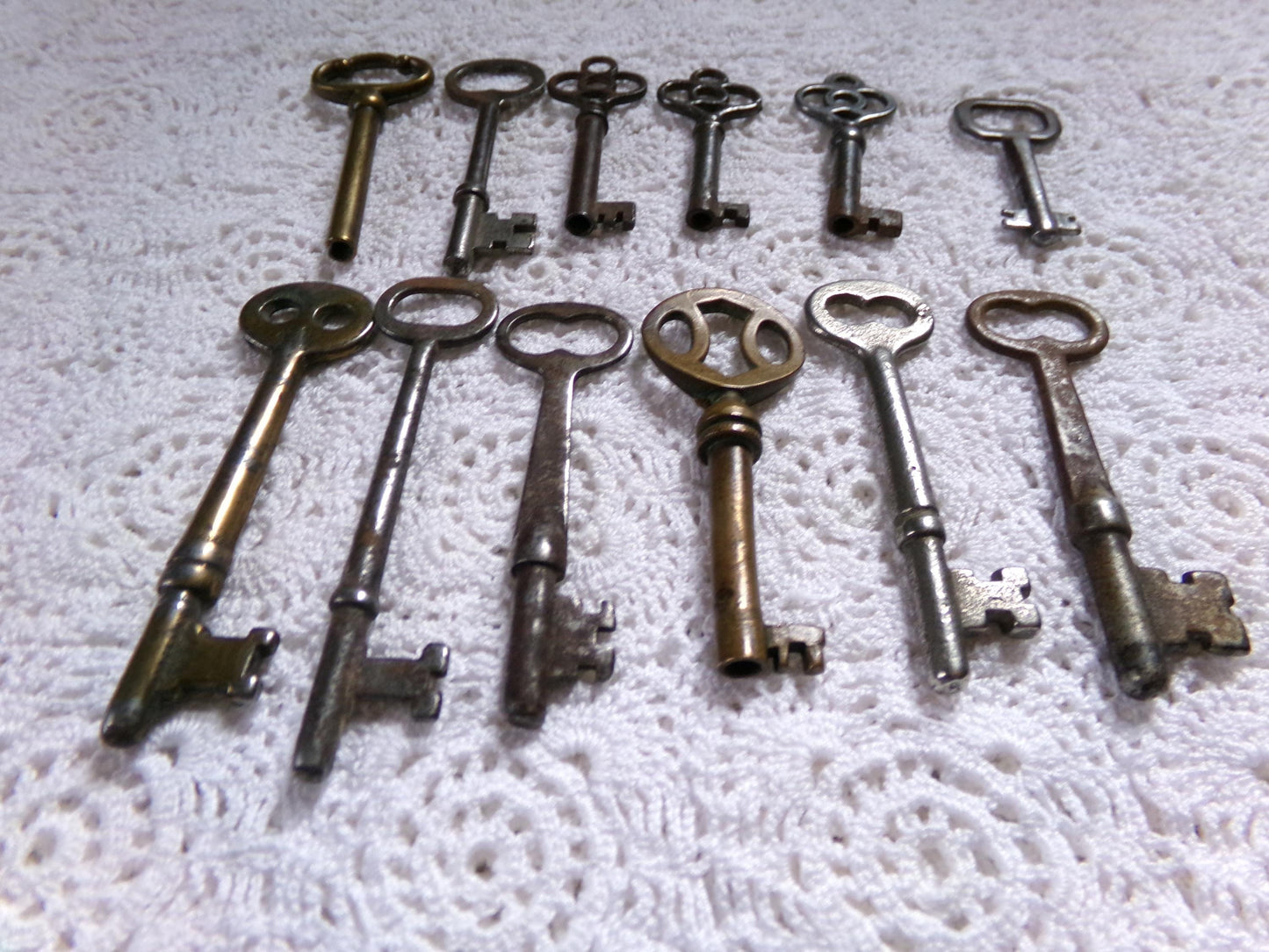 Antique skeleton keys vintage old lot of 12 mixed metal, steampunk victorian