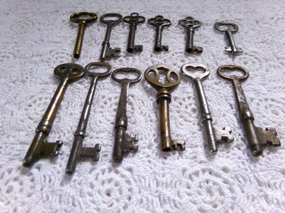 Antique skeleton keys vintage old lot of 12 mixed metal, steampunk victorian