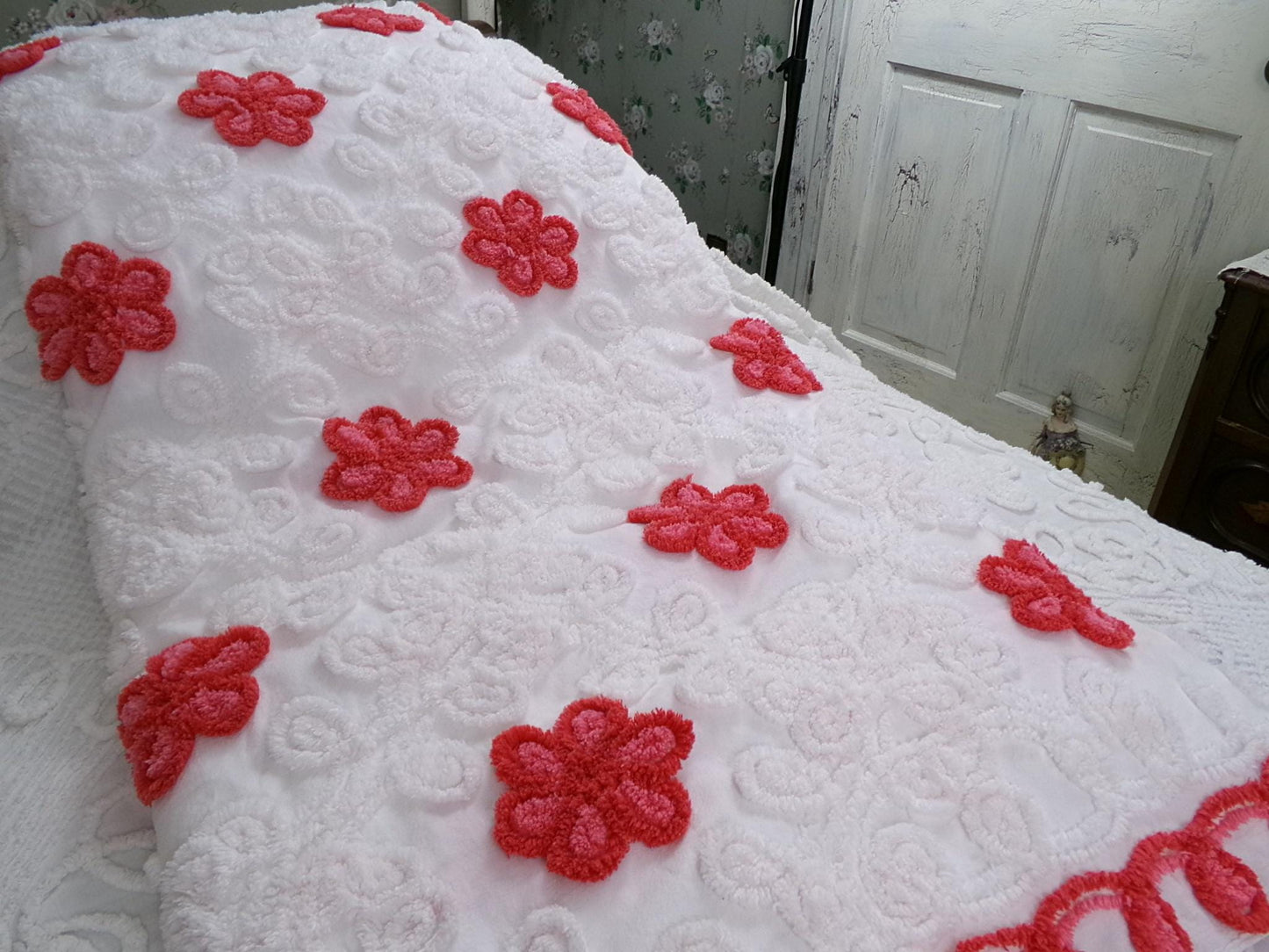 Strawberries in Snow Vintage Chenille Bedspread, Red Rose White Full Size Bedding