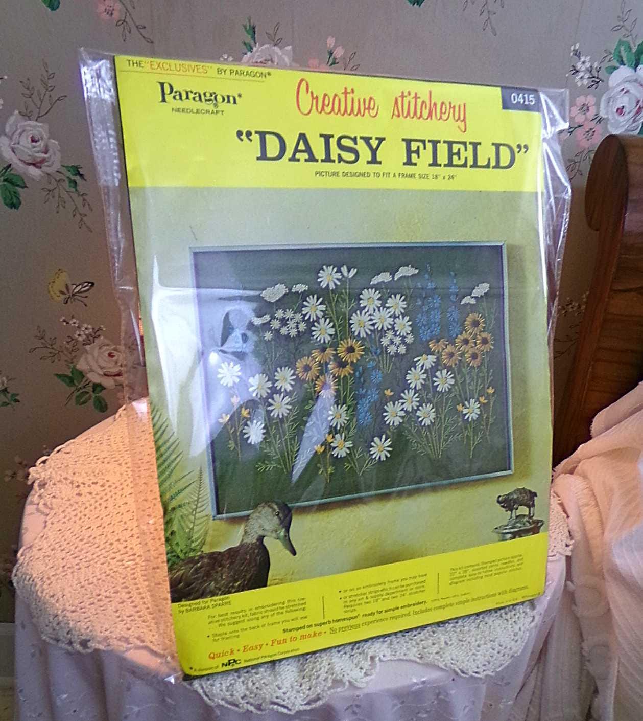 DAISY FIELD Vintage Crewel Stitchery Kit, Boho 0415 Paragon 0145 Embroidery