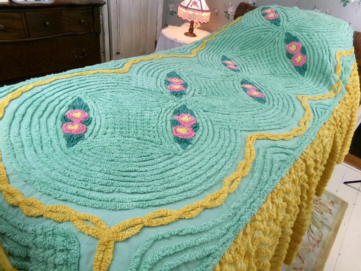 glowing gold & green chenille bedspread with pink roses, attached ruffle skirt sides, twin size vintage cottage style bedding