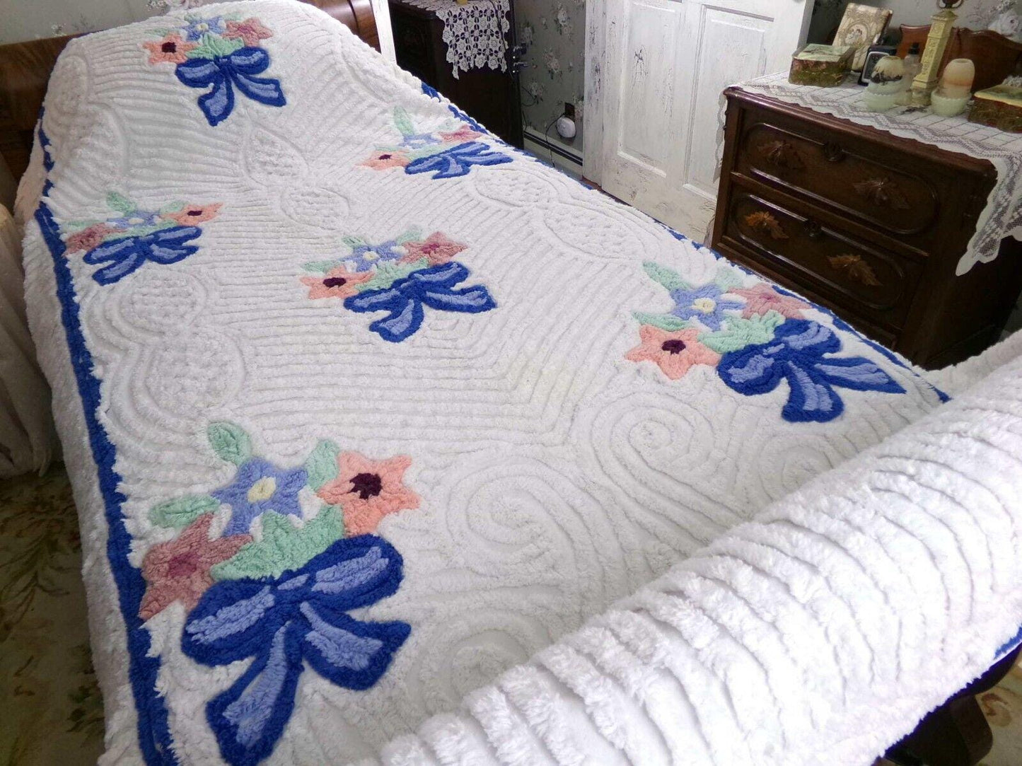 Charming Vintage Chenille Bedspread Plush Bow Flower Bouquets, Twin Size White Cotton Bedding