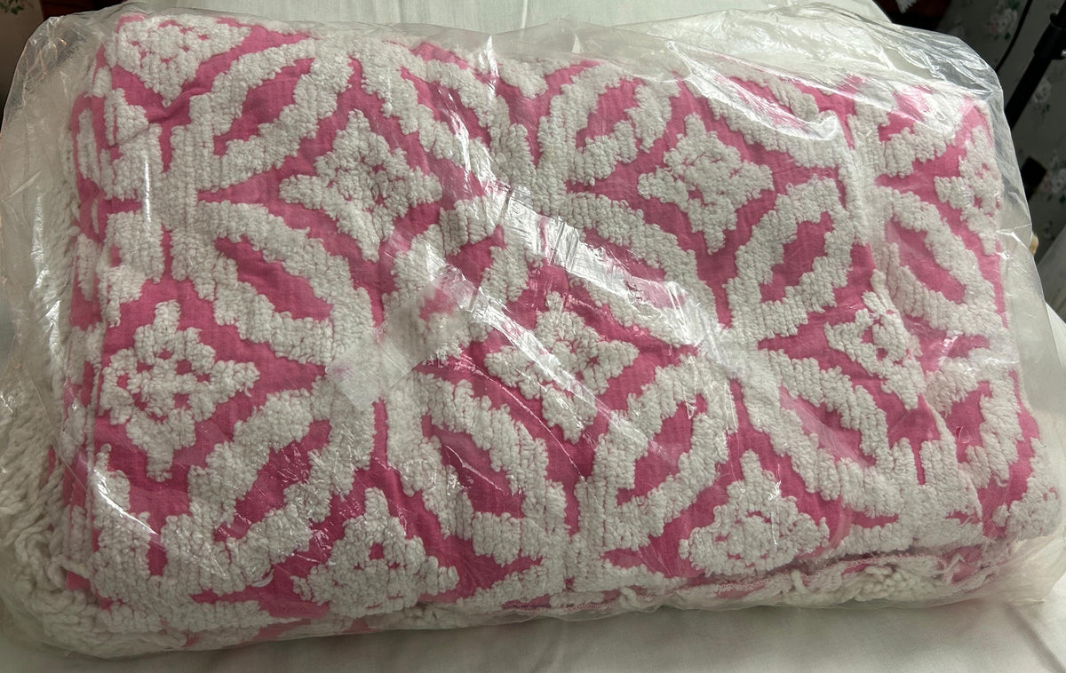 Rose Pink Vintage Chenille Bedspread White Geometric Wedding Rings, FULL Size NOS