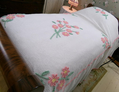 vintage chenille bedspread: scattered pink daisies on white cotton, full size lightweight summer coverlet, ruffle skirt